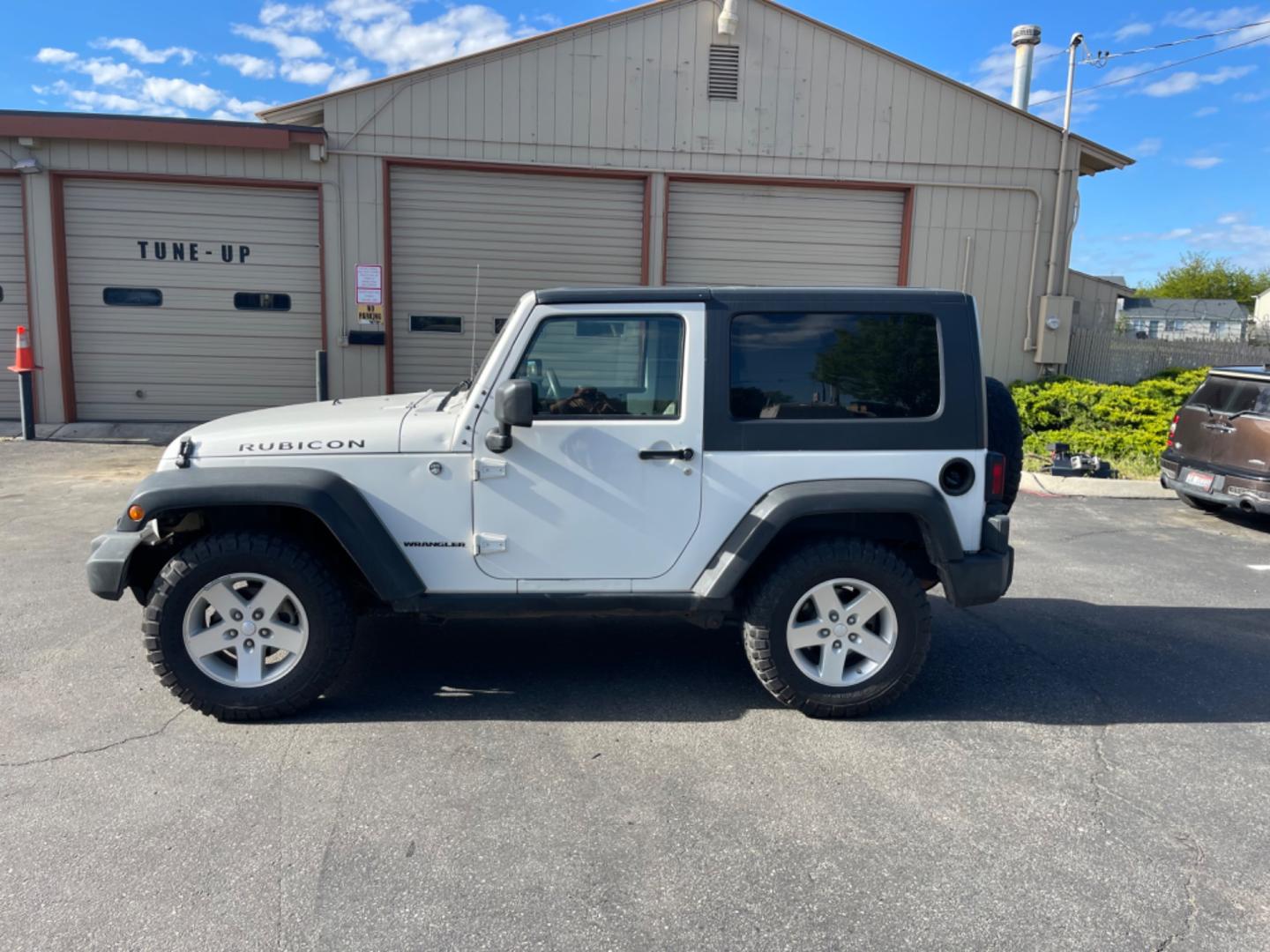 2009 Alpine White /Grey Jeep Wrangler Rubicon (1J4GA64179L) with an 3.8 V6 engine, 6-Speed Manual transmission, located at 813 E Fairview Ave, Meridian , ID, 83642, (208) 336-8230, 43.618851, -116.384010 - Photo#0